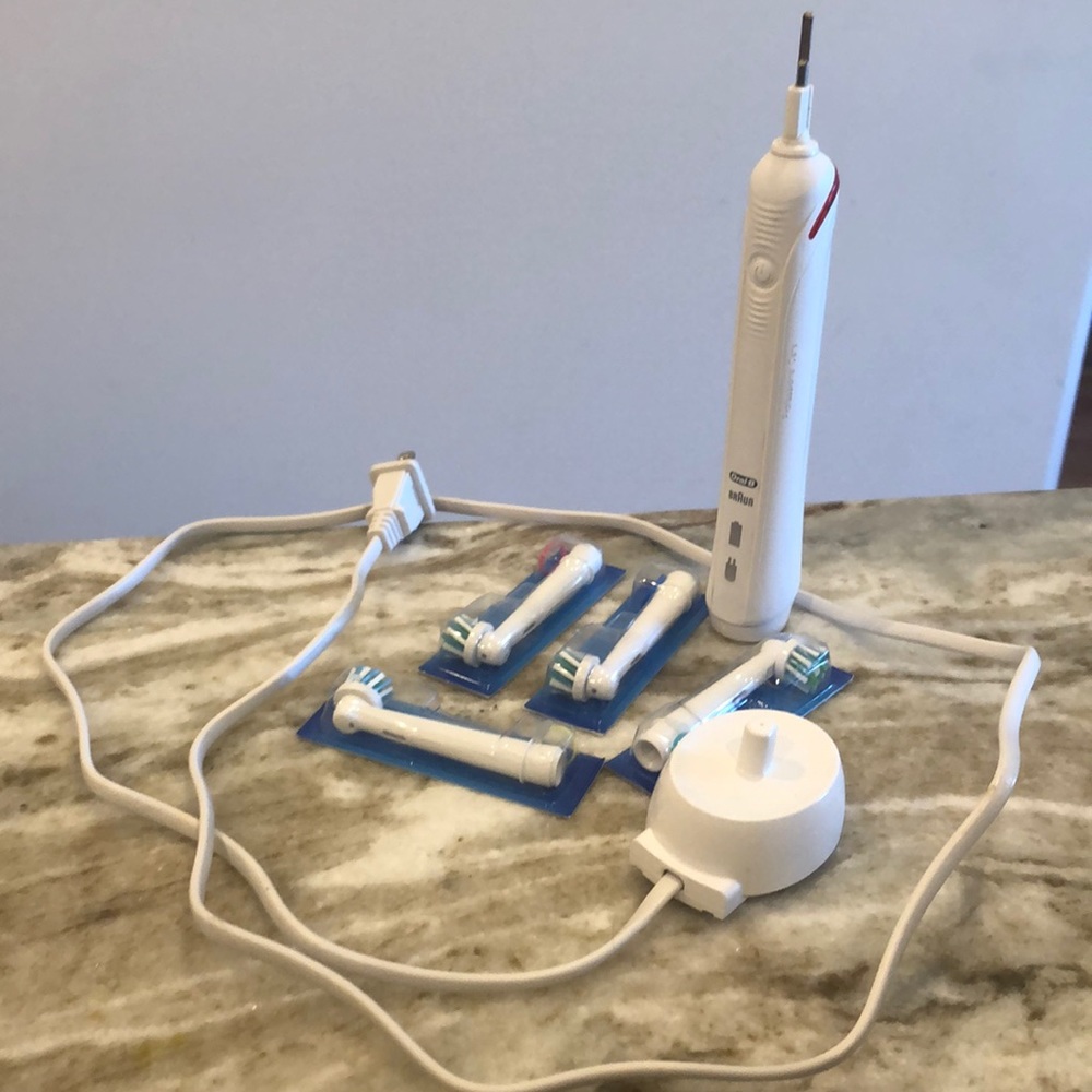 Oral B brush base, charger, 4 unopened brush heads